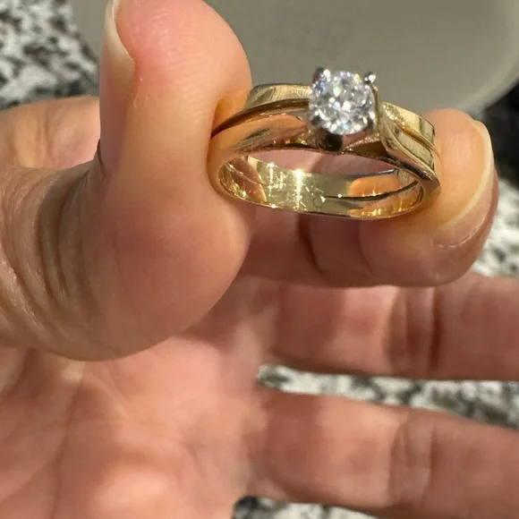 Elegant Gold Diamond Ring - Picture 8 of 14